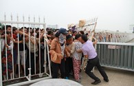 Chùm ảnh: Dòng người ào ạt tràn vào sân mua vé trận Việt Nam–Man City